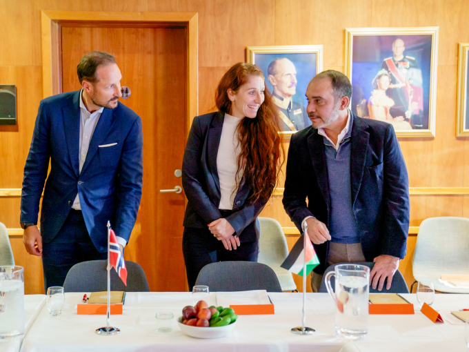 Kronprins Haakon deltar på et møte på Ullevaal Stadion sammen med blant andre fotballpresident Lise Klaveness og Prins Ali av Jordan hvor jentefotball i Midøsten er tema. Foto: Stian Lysberg Solum / NTB
